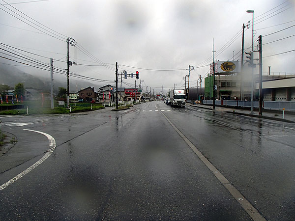 湯沢市内に入っても、雨は強く降ったまま